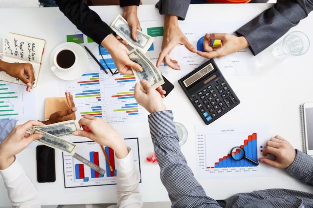 مشاوران مالی مدیریت سرمایه (Capital Management) یک استراتژی مالی است را یک استراتژی مالی تعریف میکند که هدف آن اطمینان از حداکثر کارایی در جریان نقدی شرکت میباشد. بنابراین در پاسخ به سوال "مدیریت سرمایه چیست؟" به سادگی میگوییم "مدیریت سرمایه مدیریت اموال شماست" است. اگرچه در واقعیت، تعریف دقیقتر مدیریت سرمایه بسیار پیچیدهتر است.